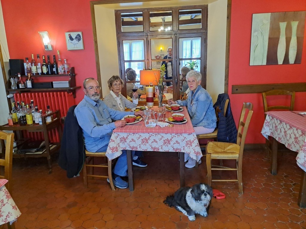 Restaurant à coté du château de Gratot. Merci  Champierre et Eva, pour nous c'était gratos !