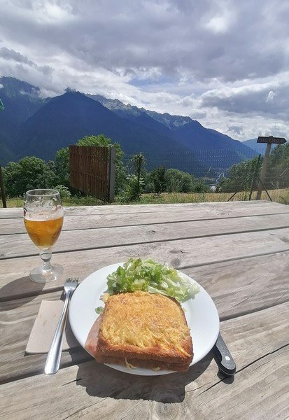 Beau panorama pour déjeuner.