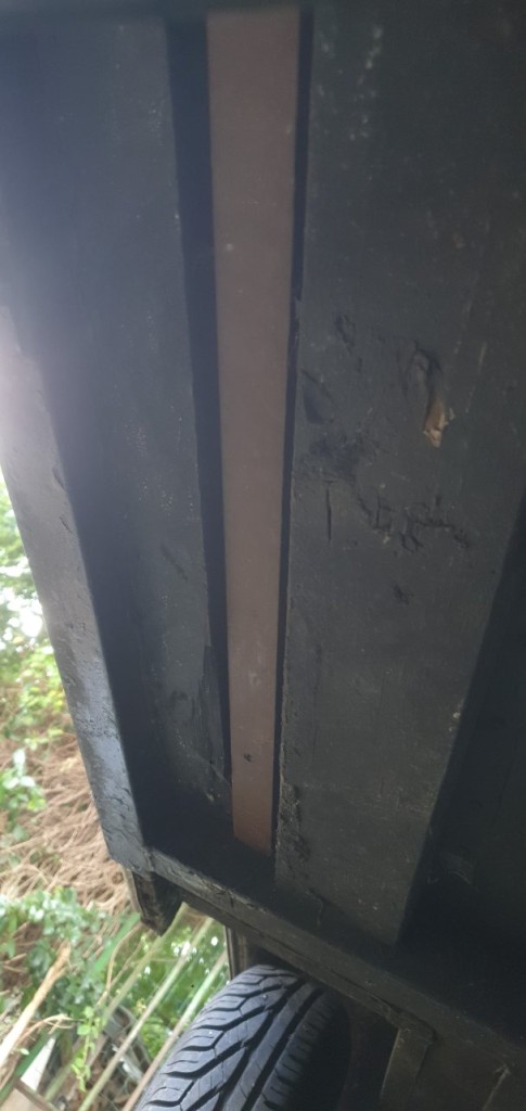 IMG_20250904_165938.jpg (114.2 Kio) Vu 3349 fois Sous le seuil de la porte