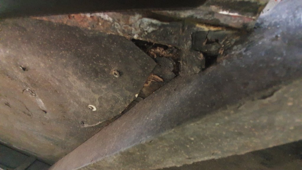 Trou dans le plancher au niveau du timon