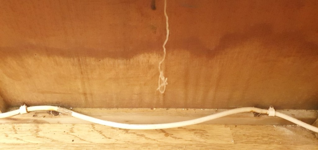 Coffre à gauche de la porte vers l'arrière