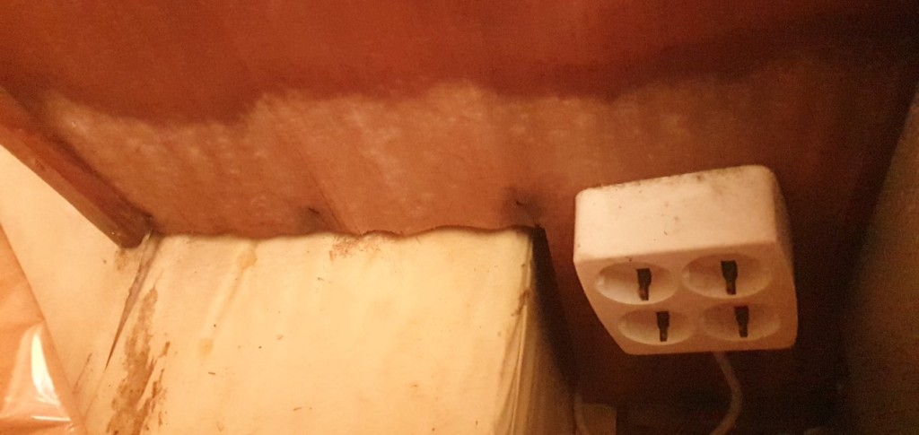 Bas de la penderie près de la porte