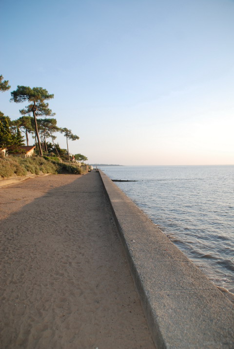 Accès direct a la mer depuis le Camping en face de Saint-Nazaire malheureusement la plage n'est pas fait de sable