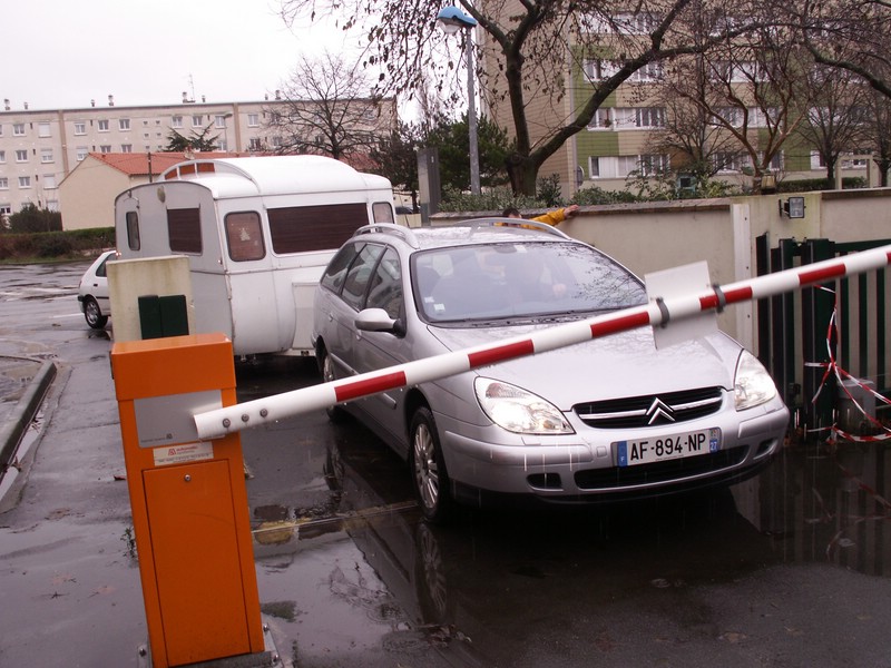 Arrivée de Mimi après plus de 6h de route sous une pluie battante!