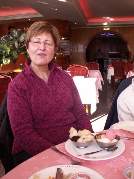 Mimi fait semblant de ne pas voir qu'elle à pris ...deux desserts!