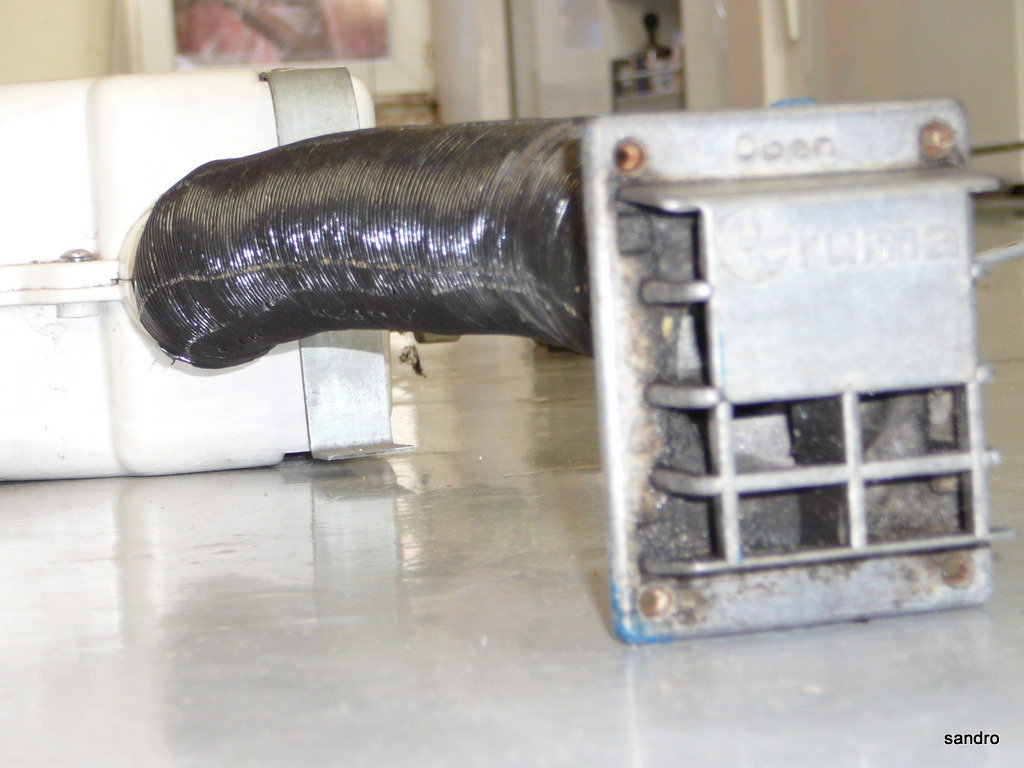 double tuyau d'alimentation en air combustion/ évacuation gaz et grille terminale extérieure