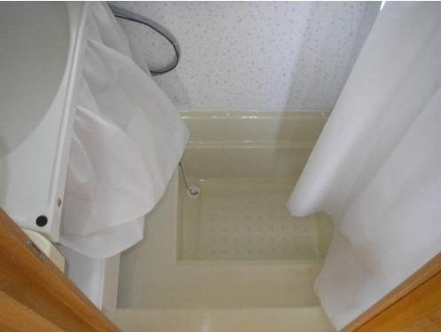 Lavabo, douchette éventuelle mais peu pratique, compte tenu de l'espace réduit.