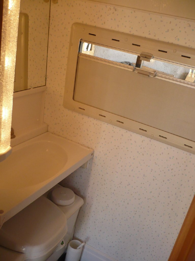 Pour accéder au WC il faut relever le lavabo, seule concession à faire, vu le côté compact du véhicule.