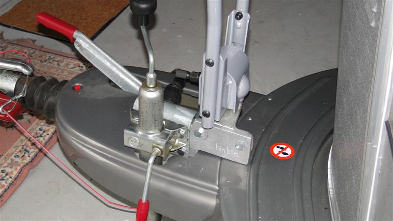 mise en place du porte vélos, <br />remarquez la signature