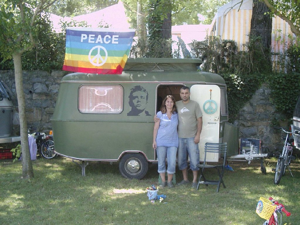 des Espagnols avec une caravane hippie