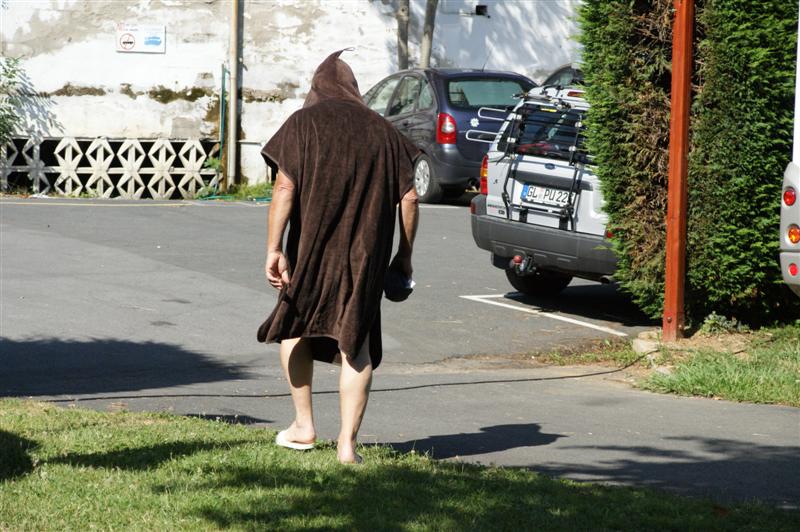 frère Tuck part en pélerinage du côté des sanitaires...