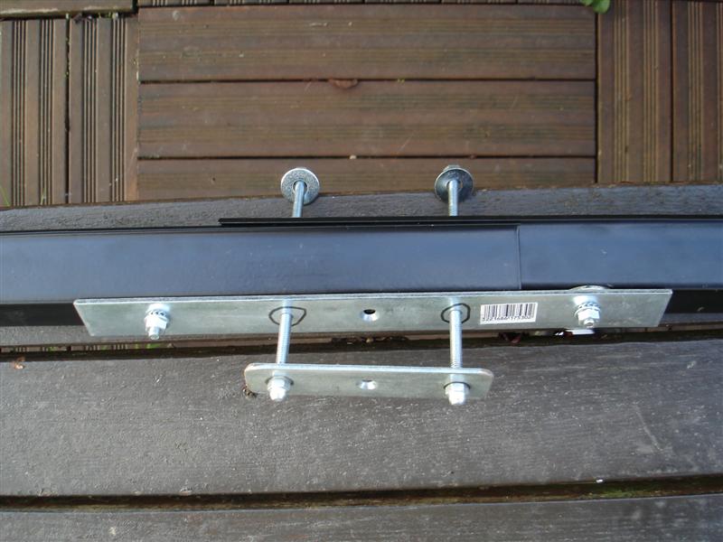 Le rail , les plaques métalliques et la visserie