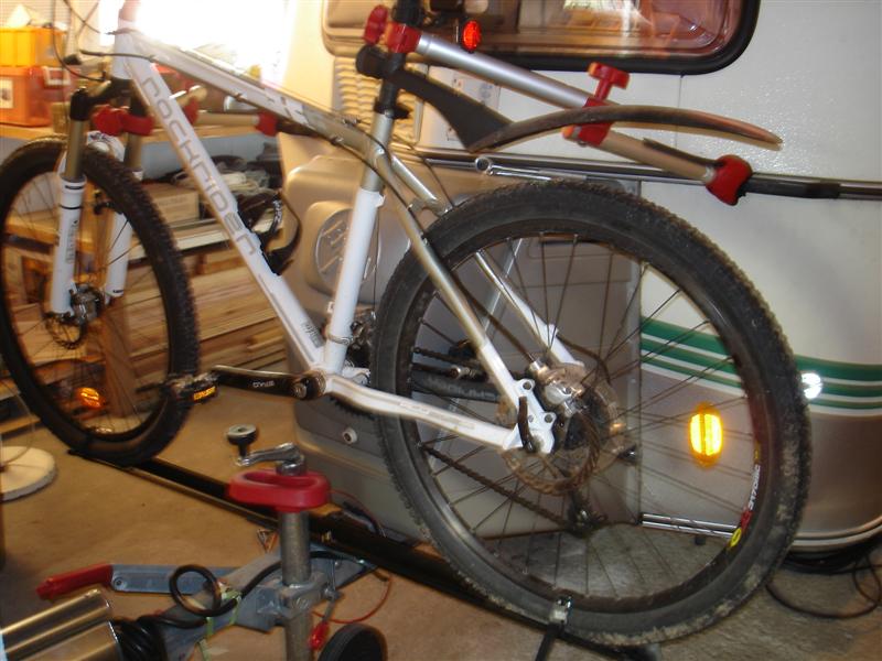 vélo en position : 2 petites sangles sont fournies avec le rail pour solidariser les roues du vélo au support