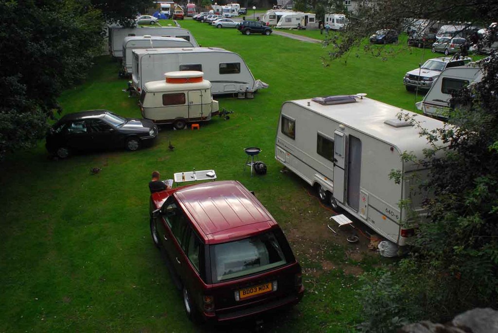Camping dans un petit bled en Ecosse. On s'est arrêté là car le lendemain se deroulent des jeux traditionnels à haute valeur ajoutée intellectuelle : lancer de troncs, concours de hagis, courses medievales, sur fond de cornemuses et de cris du type Hou Ha REUU, bref, le houblon fait des ravages...