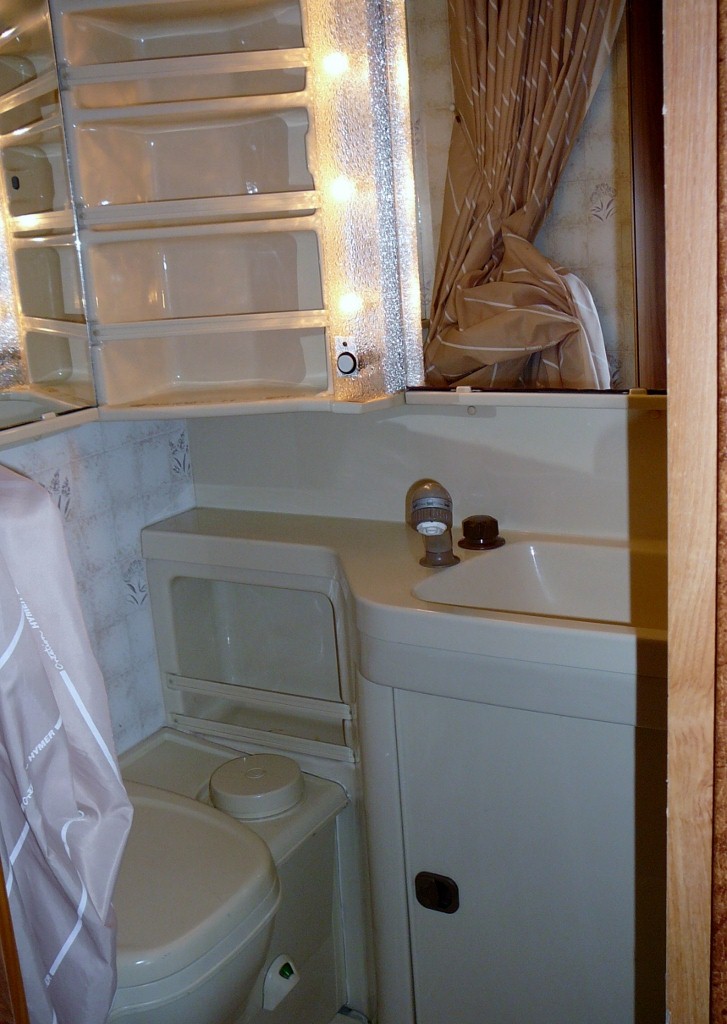 Douche, WC, dans la même pièce ....