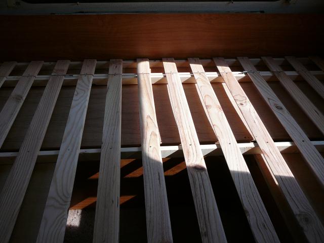 Le sommier à lattes maison, monté sur place ....<br />.