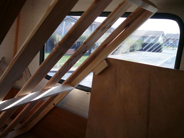 Les trappes d'accés au coffre d'origine maintiennent le sommier ouvert<br />.