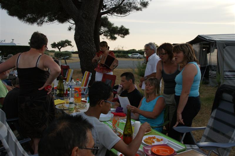 un moment magique ! Sylviane à l'accordéon , Alain et tous les autres chantant en coeur , rare et très émouvant ...oooiiiiiiiiinnnnnn