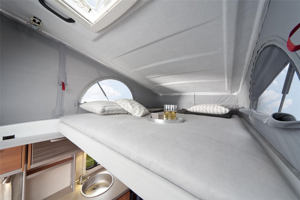hymer_feeling_380_innen_dachbett_belfast.jpg
