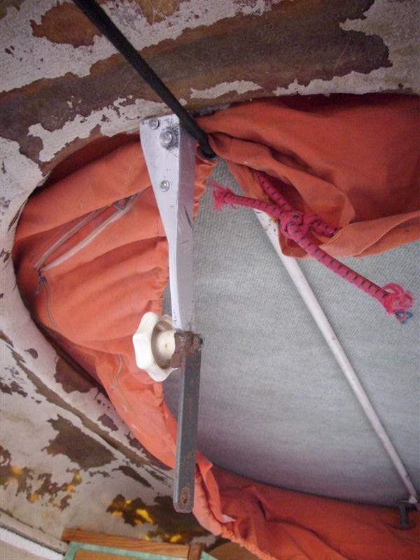 l'autre dans le même état et l'on peu voir le sandow avec un gros nœud qui me fait penser que ce n'est pas d'origine