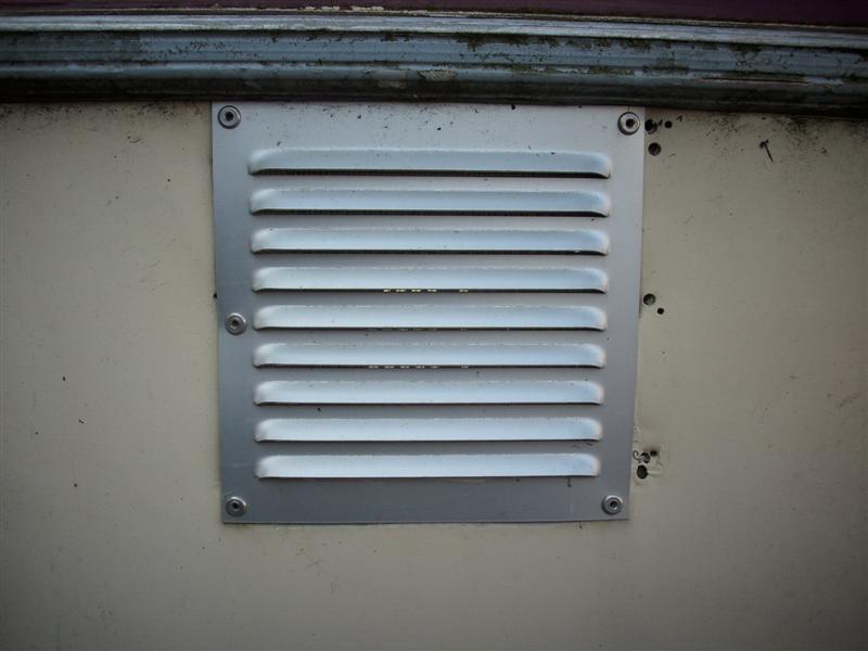 la grille d'aération apparemment rajoutée