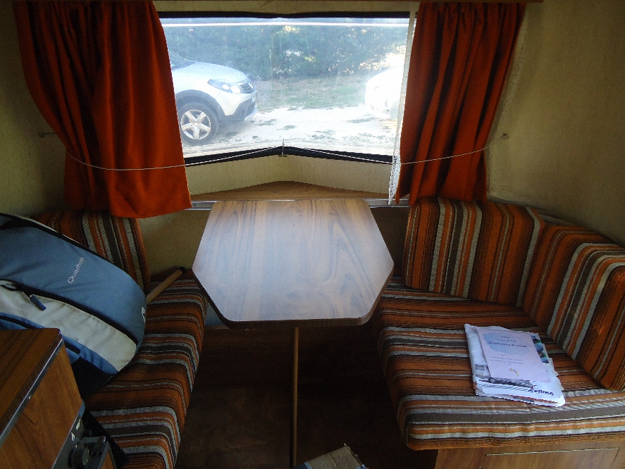 Dinette et couchette avant