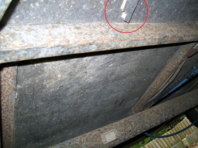 il y a des traces de rouille un peu partout<br />et un truc bizarre dans le cercle rouge