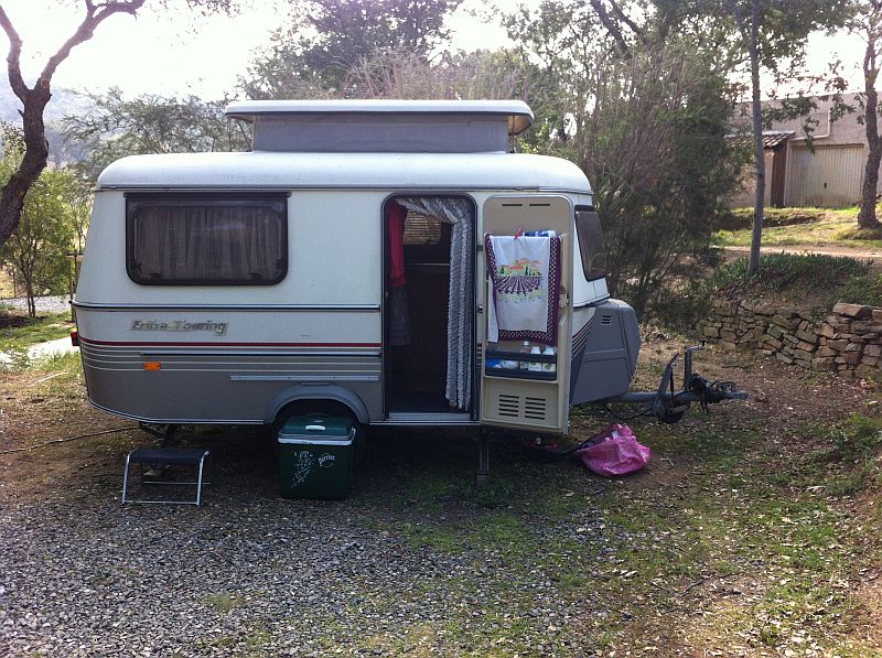 Cette familia est équipé d' un porte-vélo, le voyez-vous ?