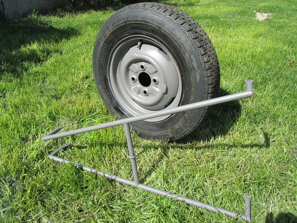 un petit coup de stop rouille et de minium pour stopper le peu de rouille (la roue était tout de même bien piquée)