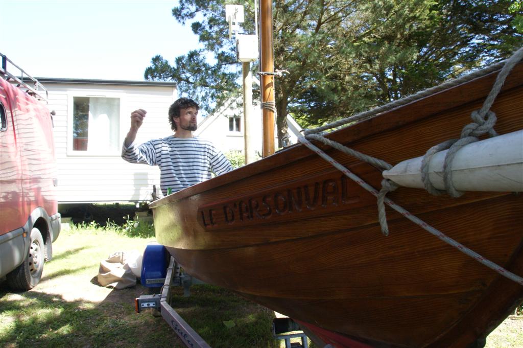 il y avait un jeune passionné de bateau dans le camping , il m'a autorisé à le photographier