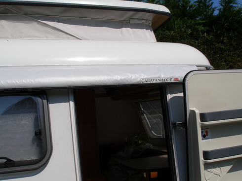 le store bloque la porte ouverte