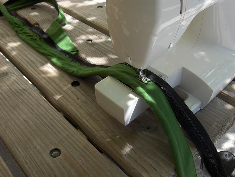 il y a une chose particulièrement énervante, c'est de glisser le jonc de toile dans la glissière de toit.A deux ca va mais tout seul, c'est la galère. partant du principe que l'on doit pouvoir monter seul son auvent , j'ai donc mis en route ma boitte a cerveau (et ça n'a pas été facile!) j'ai donc mis au point un système simple. j'ai fabriqué un jonc démontable par glissière de fermeture éclair.
