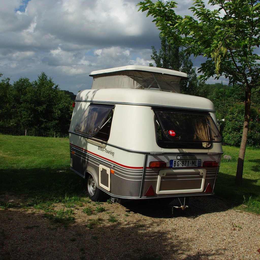 la bête de dos. remarquez les trappes extérieures d'accès au coffres
