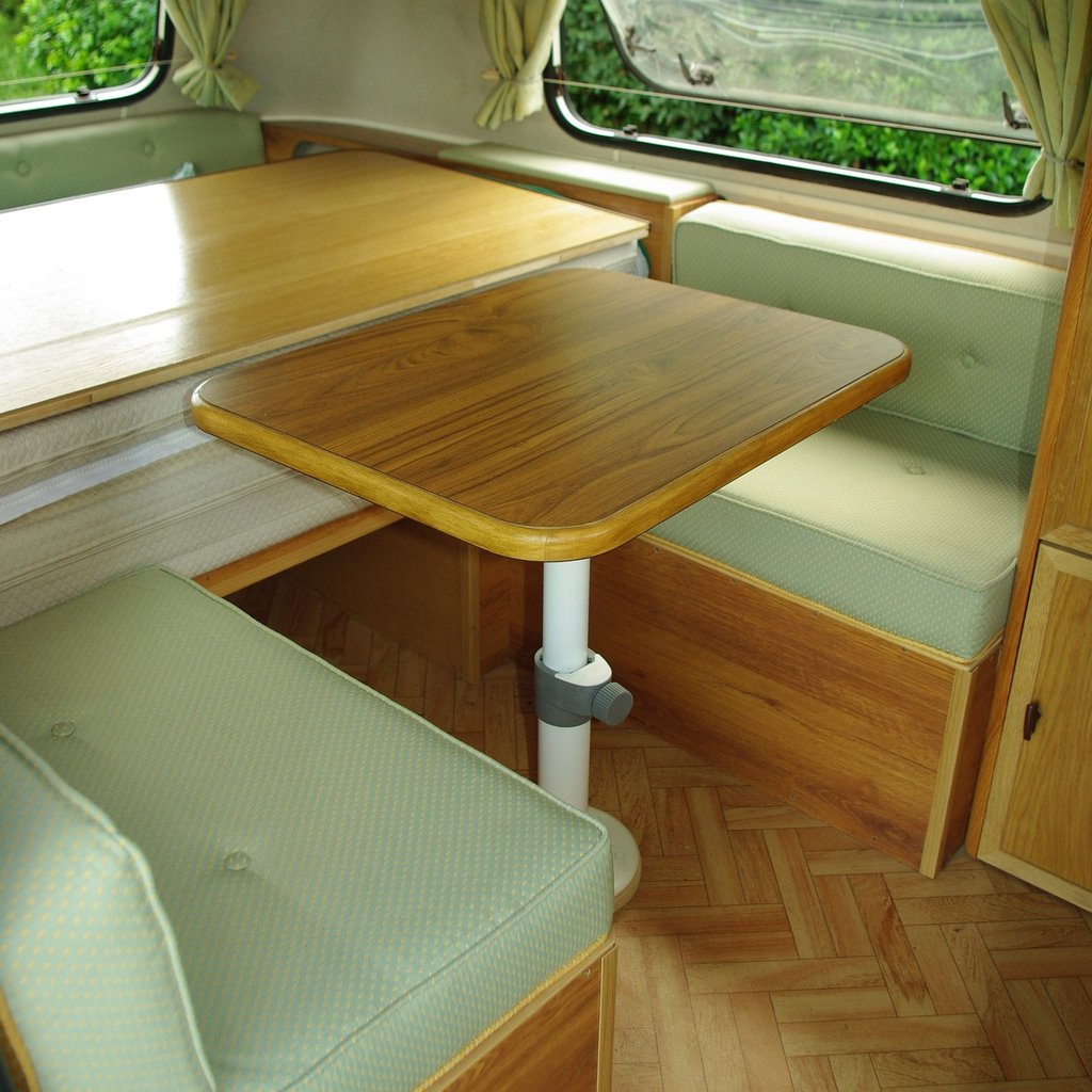 phase 2 : on bascule la planche de dessous à son tour, on remonte la table de bateau et on a 2 petites banquettes en face à face