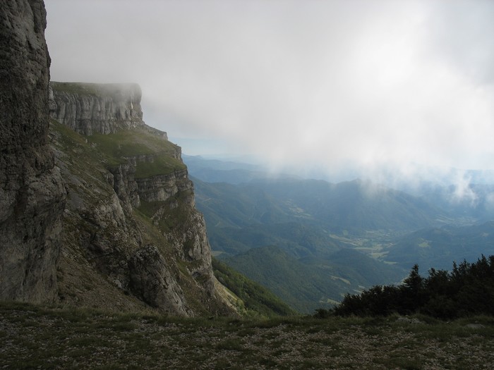 samedi, ballade à Font d'Urle, vue vers la forêt de Quint. (un vent à choper mal aux oreilles!)<br />chien en laisse=non autorisé de mai à octobre (faune sauvage, troupeaux, Patous!)