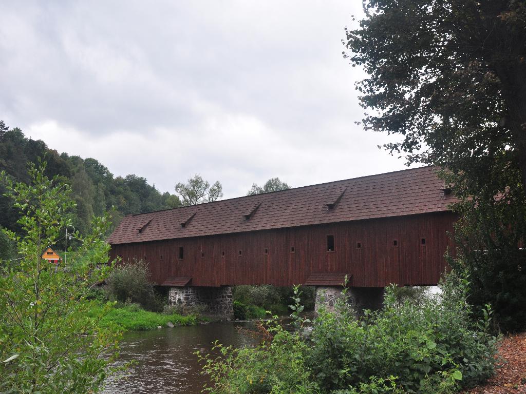 Dans ce film, le pont couvert en bois est à l'origine d'une Idylle. J'ai eu la surprise de découvrir sa réplique en République Tchèque.