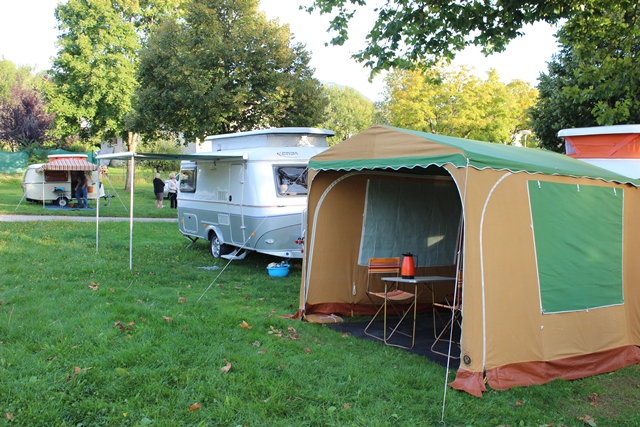 son auvent comme neuf et couleur <br />superbe et on aperçois la belle trolle <br />de claude milles excuse de madame