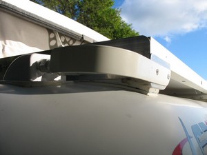 Support du panneau fait avec cornière et plat alu <br /> (vis, cales et sika entre les 2)