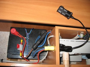 Vue de dessus batterie: en 4mm2, fusible 10A et connecteur sur le + ;<br /> prise 12v directe en 2.5mm2