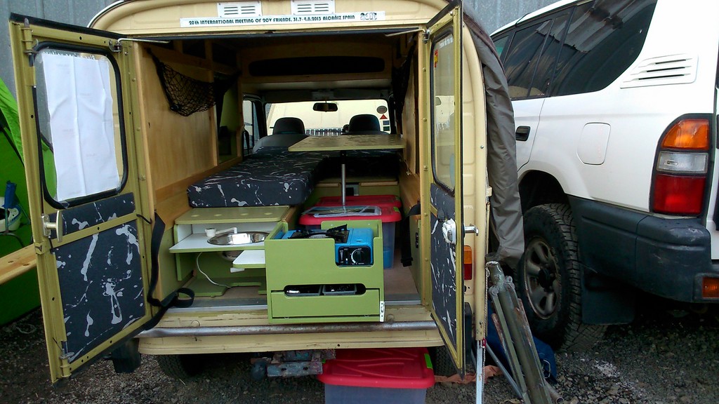 Une fourgonnette 2CV judicieusement aménagée