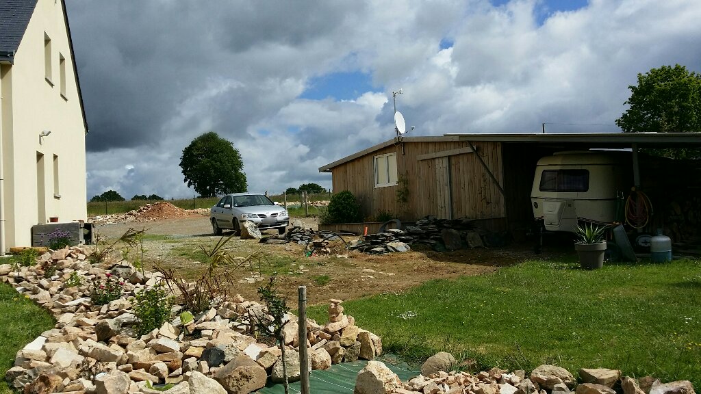 la grange " rallongée pour notre triton" et la sortie 90 deg a droite avec en plus un trou et des tuyaux en attente au milieu....