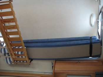 dessous, la porte du coffre haut arrive juste à s'ouvrir!<br />dessus, l'aération en triangle est possible aux 2 tiers