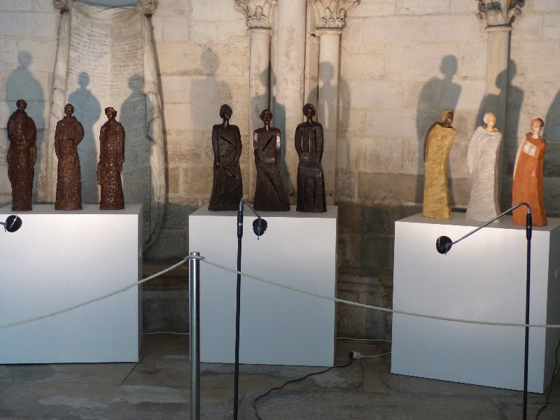 une serie de sculptures modernes ,visite de la cathédrale