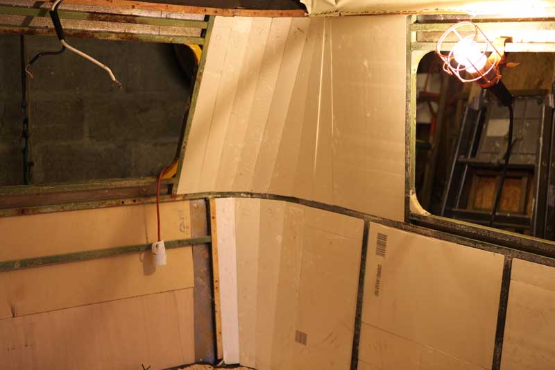 Isolation des murs + porte avec polystyrène extrudé + feuille de Dépron + Mousse sur les contours des ouvertures