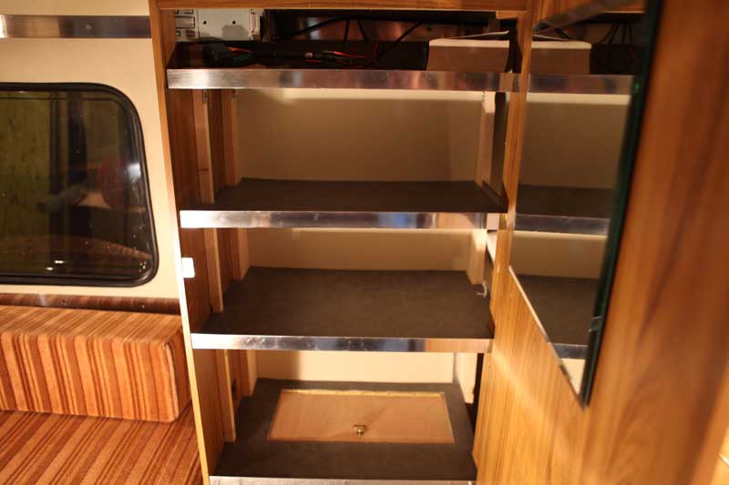 Transformation de la penderie en placard avec étagères car une penderie c’est pour mettre des chemises  <br />les vacances c’est à poil ou alors un tee shirt pour être présentable.