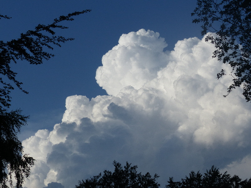 oh le beau nuage ... à suivre<br /><br />avec une surprise?????