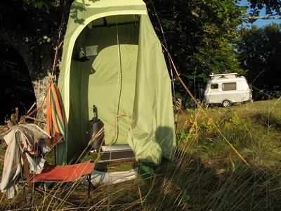 tente douche solaire orientée soleil du soir (18h, sept.).jpg