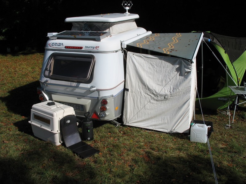 - soleil du matin rasant le panneau fixe de 50w  (donnant 1A);<br />- panneau solaire flexible de 14w (médical: batterie pour respirateur / apnée du sommeil);<br />- pulvérisateur solaire pour la douche.