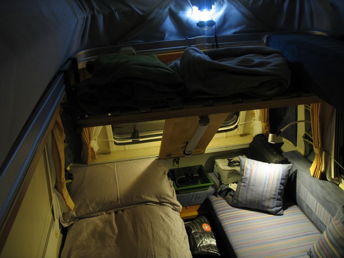 petite table relevée, vêtements au grenier!