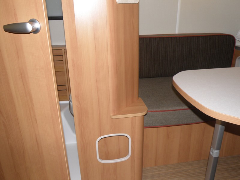 poignée de porte de SdB et coin cassé pour un meilleur accès a la table et rangement en dessous